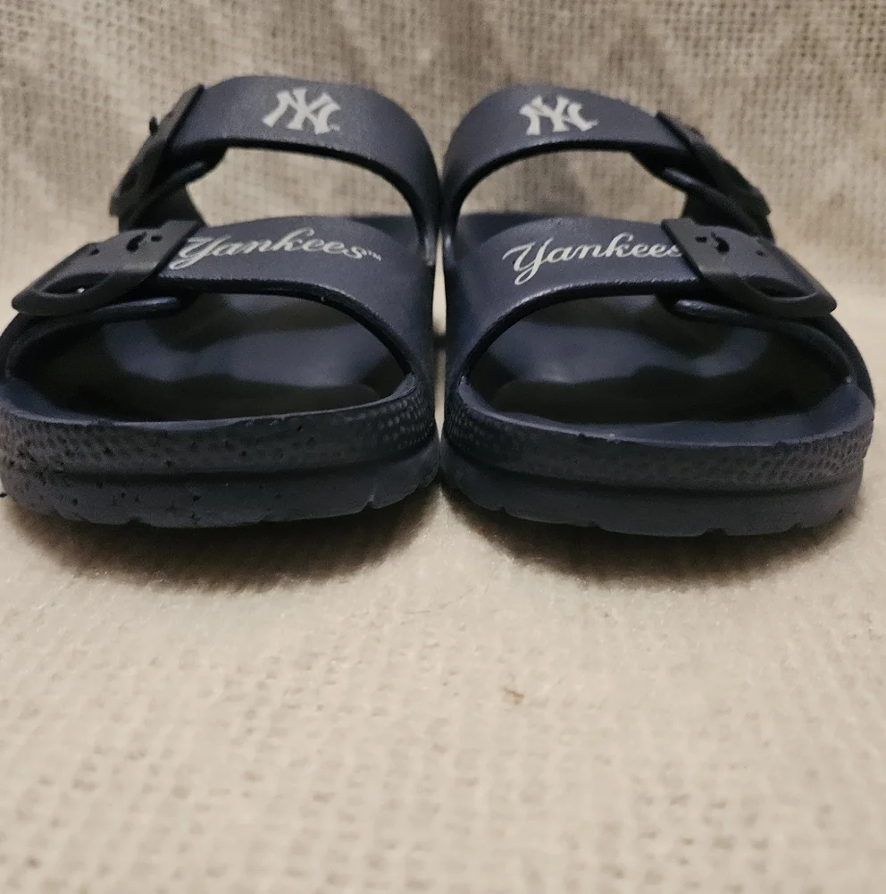 Yankees~ Double buckle~slip on sandles~‎ Size Small~5-6 Adult